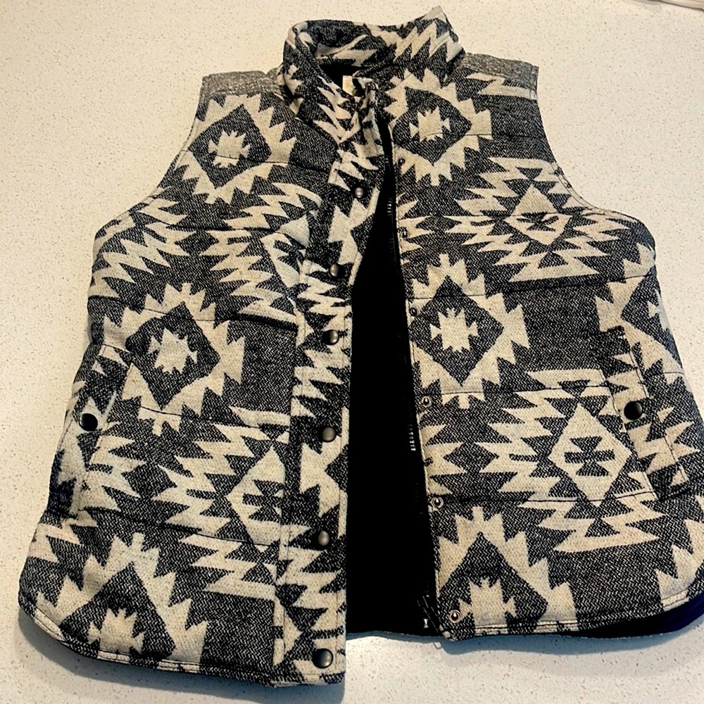 Sweater vest with Aztec print